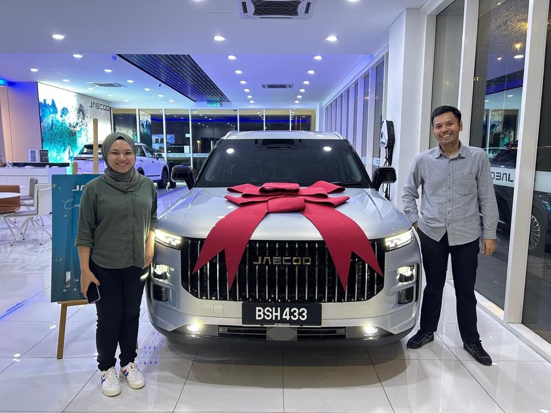 Customer collecting a Jaecoo J7 at Apple Autotech Sdn. Bhd., Bukit Jalil